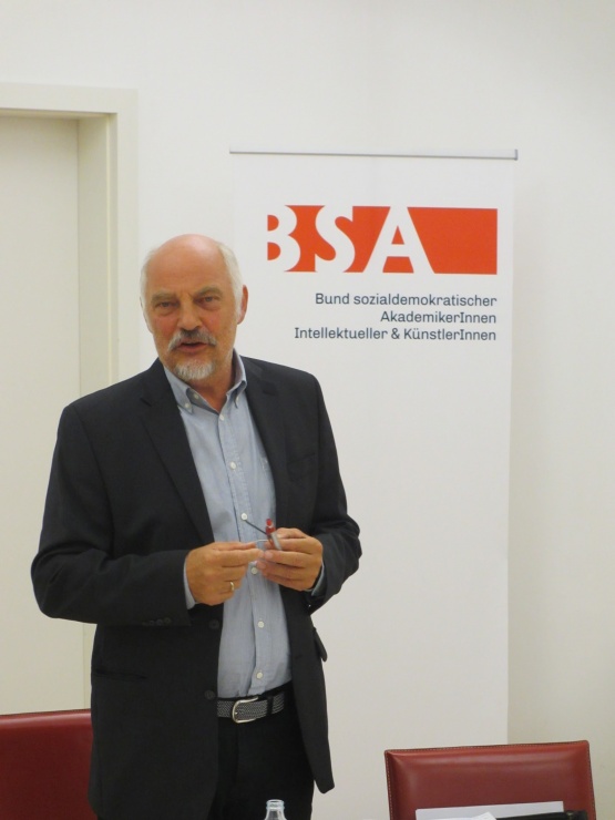 Okt. 2013 - 4.Lehrgang der Außenpol. Akademie - Diskussion mit Präsident Mag. Johann Moser